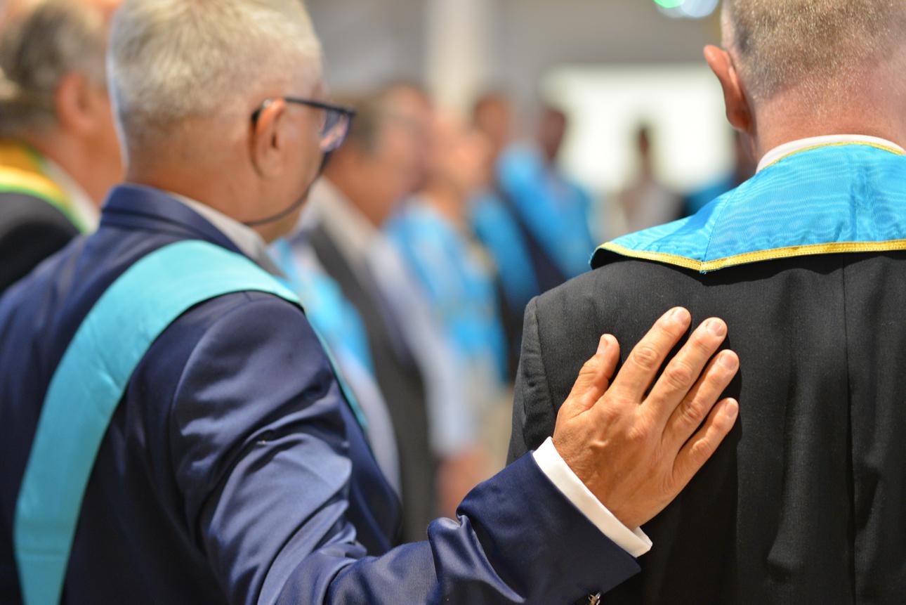 Un groupe fraternel de Franc maçons en loge